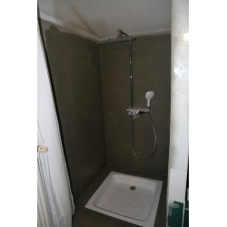 Réparation et application sur carrelage dans une salle de bain effet mouillé.